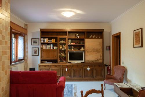 a living room with a red couch and a television at La Posada Roma in Rome