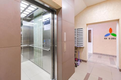 a glass door in a room with a hallway at Апартаменты в ЖК Expo Residence C in Taldykolʼ