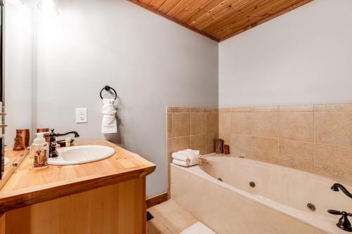 La salle de bains est pourvue d'un lavabo et d'une baignoire. dans l'établissement A Kodak Moment, à Kodak