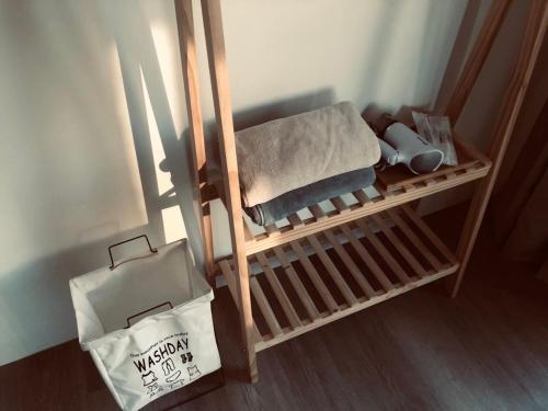 三星鄉的住宿－微睏旅宿，一个小婴儿床,带袋子和袋子