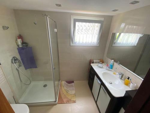 a bathroom with a shower and a sink at Casa con jardín en Roda de Bará in Roda de Bará