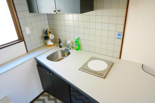 Kuchyň nebo kuchyňský kout v ubytování B201/大阪人气景点黑门市场步行6分钟，日本桥、难波、心斋桥、道顿堀步行可达