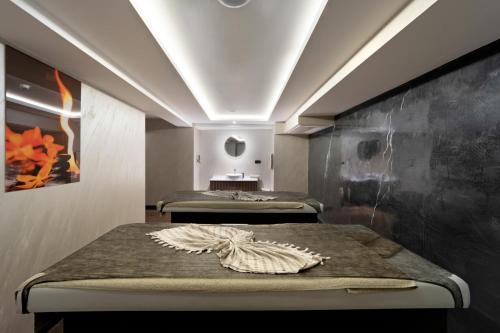 um quarto de hospital com duas camas e um quadro em Orka Royal Hotel & Spa em Istambul
