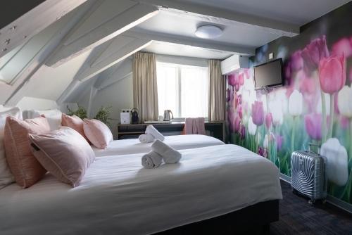 Postel nebo postele na pokoji v ubytování Multatuli Hotel