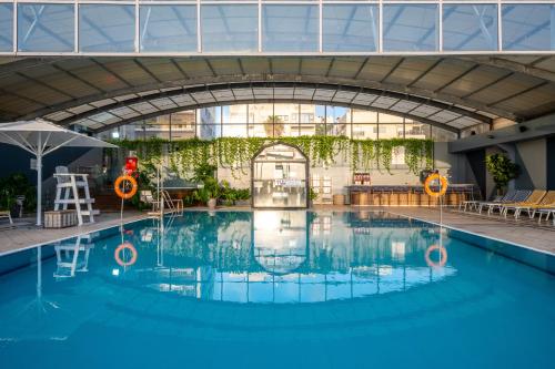 Bazén v ubytování Crowne Plaza Tel Aviv Beach by IHG nebo v jeho okolí