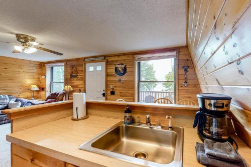 uma cozinha com um lavatório e uma sala de estar em Lakefront Cabin and Cottages em Greenville