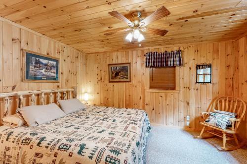 1 dormitorio con 1 cama y ventilador de techo en Lakefront Cabin and Cottages, en Greenville