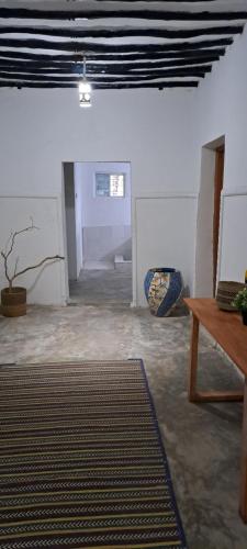 una stanza con tappeto e tavolo di Karikila a Paje