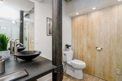 y baño con lavabo, aseo y barra. en Downtown Contemporary Coastal Oasis en Anchorage