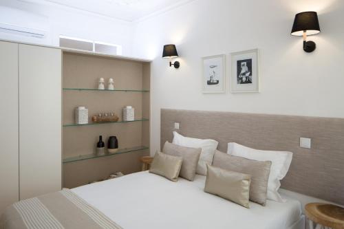 リスボンにあるApartamento Central - Mouraria - TTL316のベッドルーム1室(白いシーツと枕のベッド1台付)