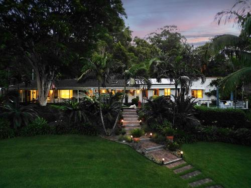 uma vista exterior de uma casa com um relvado em Sensom Luxury Boutique Bed and Breakfast em Coffs Harbour