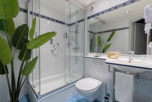Koupelna v ubytování Multatuli Hotel