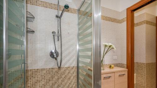 um chuveiro com uma porta de vidro na casa de banho em Villa delle Sirene 6, Emma Villas em Valderice