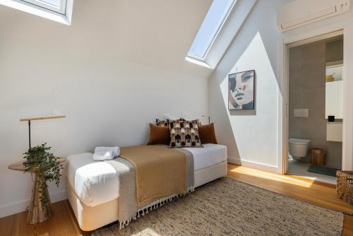 Design 3BDR Duplex W/Balcony by LovelyStay