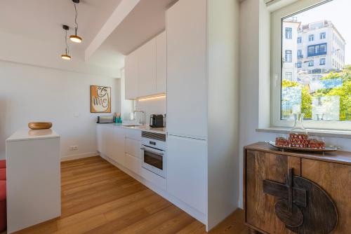 Design 3BDR Duplex W/Balcony by LovelyStay