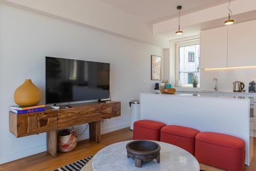 Design 3BDR Duplex W/Balcony by LovelyStay