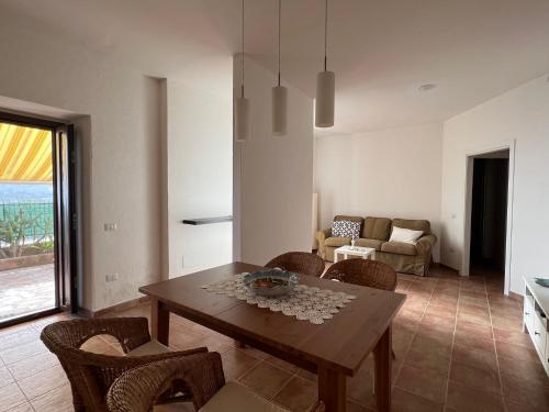 een woonkamer met een tafel en stoelen en een bank bij Panorama Mare e Monti in Spigno Saturnia