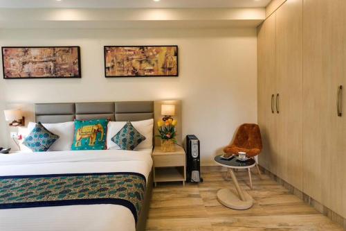 Una cama o camas en una habitación de MOYDOM 3 BHK Appartment Opp NFC (Parties allowed)