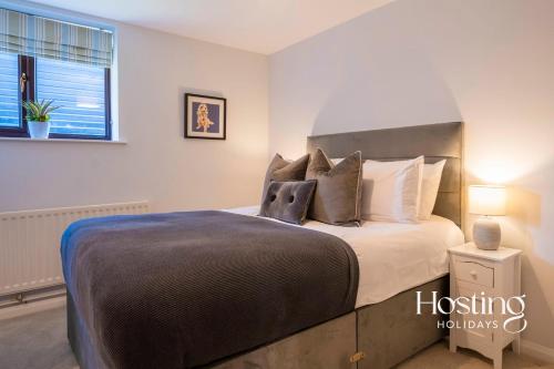 a bedroom with a large bed and a window at Walkers Lodge In The Heart Of The Chilterns With Incredible Views in Henley on Thames