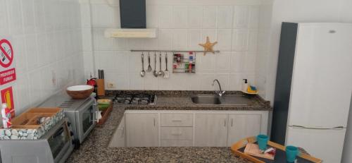 Elle comprend une petite cuisine équipée d'un évier et d'un réfrigérateur. dans l'établissement Sol Paz y Mar, à Poris de Abona