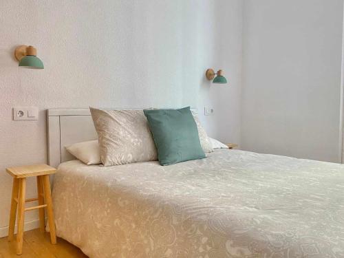 een slaapkamer met een bed met 2 kussens erop bij Apartamento Ayla Catedral in Pamplona