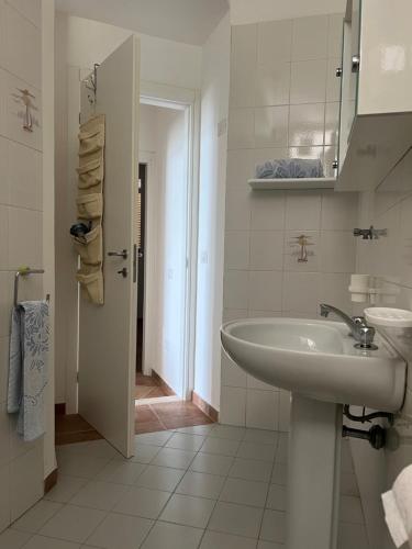 Baño blanco con lavabo y espejo en Panorama Mare e Monti, en Spigno Saturnia
