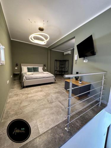 1 dormitorio con 1 cama y TV de pantalla plana en Addauru luxury apartment, en Carini