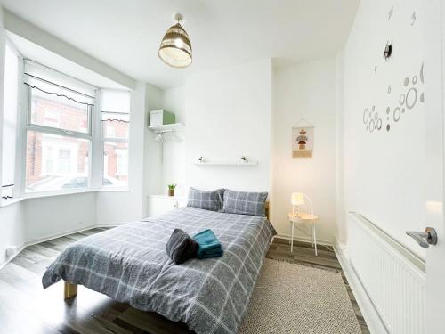 um quarto branco com uma cama e uma janela em Nicely Decorated 4BR, w/ Foosball Table and more! em Liverpool