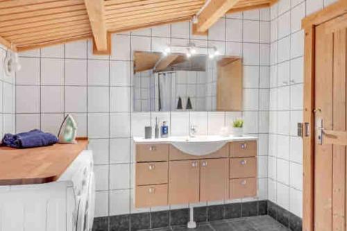 a bathroom with a sink and a mirror at Feriehus - Ramløse, Danmark in Helsinge