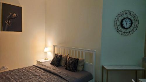 Postel nebo postele na pokoji v ubytování Lux big studio Al Marjan beach