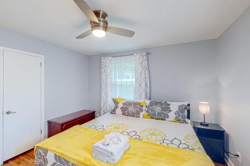 - une chambre avec un lit et un ventilateur de plafond dans l'établissement Paws & Relax Getaway, à Nashville