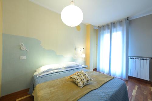Una cama o camas en una habitación de Hotel Bristol