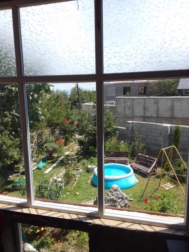 okna z widokiem na podwórko z basenem w obiekcie natia w mieście Telawi