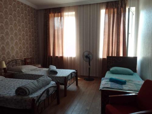 pokój hotelowy z dwoma łóżkami i oknem w obiekcie natia w mieście Telawi