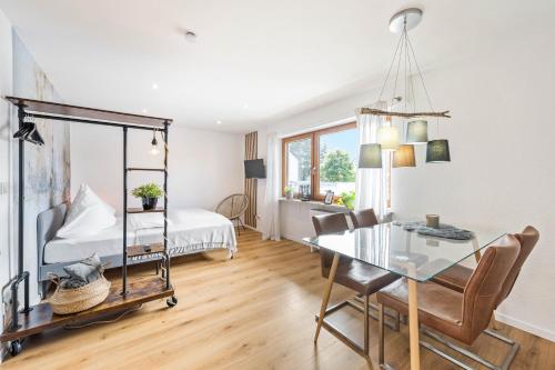 a bedroom with a bed and a table and a dining room at Ruhiges und zentrales Apartment in Hüttenfeld in Lampertheim