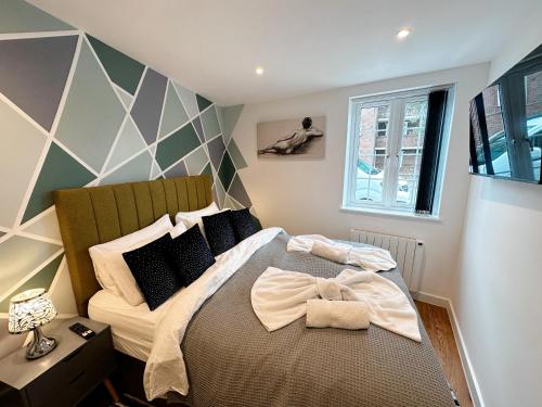 sypialnia z dużym łóżkiem i oknem w obiekcie 2 Southwell Road - Luxurious City Centre Apartments w mieście Norwich