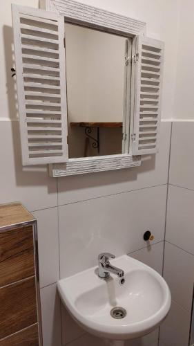 a bathroom with a sink and a mirror at Apartmán Anglický roh in Františkovy Lázně