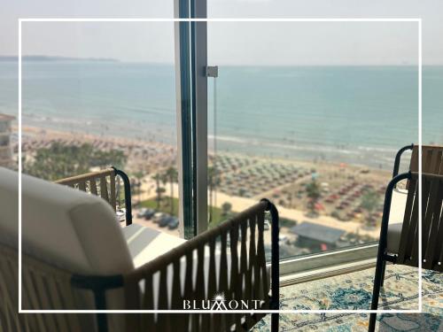 Habitación con ventana grande con vistas al océano. en Luxury Rooftop Suites by Blumont en Durrës