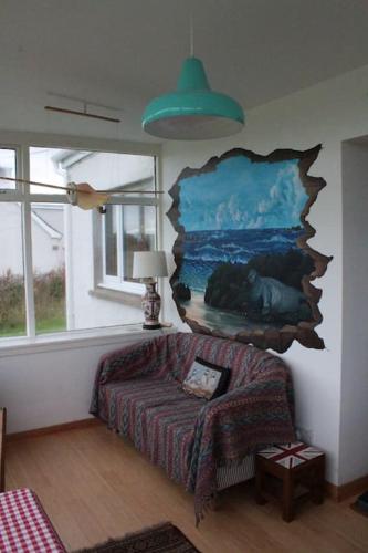 Posezení v ubytování Pet Friendly 3BR Scenic Family Haven with Fibre WiFi