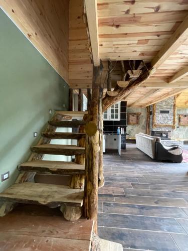 uma escada numa casa com tectos em madeira em Riona dağ evleri em Çamlıhemşin