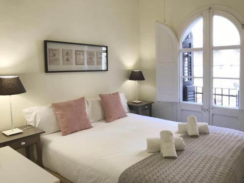 バルセロナにあるCON GRACIAのベッドルーム(大きな白いベッド1台、窓付)