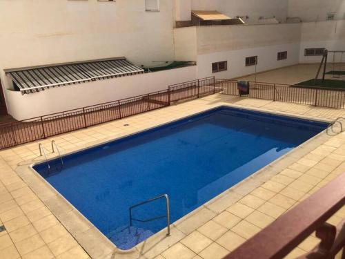 uma grande piscina azul num edifício em Céntrico Piso, piscina y garaje em Calasparra