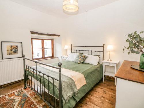 une chambre avec un lit et une fenêtre dans l'établissement Hunters Cottage, à Bakewell