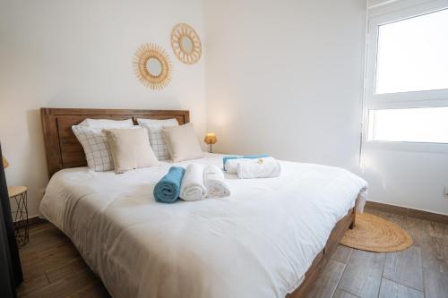 1 dormitorio con 1 cama con toallas en Kaz Lucie 1, vue imprenable sur l'océan en San Pedro