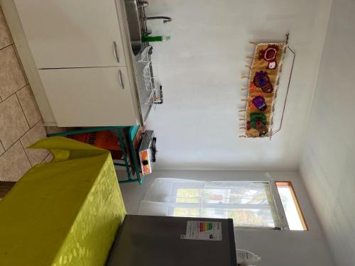 uma pequena cozinha com um balcão amarelo e um frigorífico em Pae pae de Liz,boutique em Hanga Roa