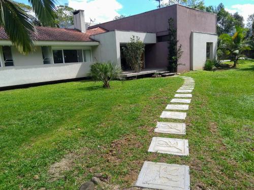 a walkway in front of a house at Bèlla Chacara Morretes - Pr in Morretes