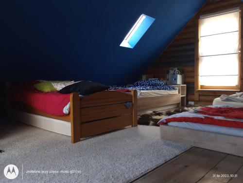 1 dormitorio con 2 camas y pared azul en Nad Rozlewiskiem Rzeszów en Rzeszów