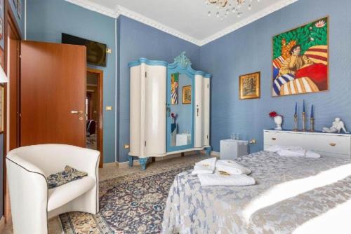 una camera blu con un letto e una sedia di B&B RESIDENZA DUCALE a Taviano