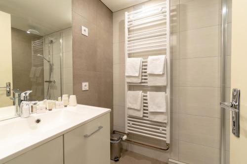 馬爾比伊松的住宿－德拉珀斯特酒店，一间带水槽和淋浴的浴室