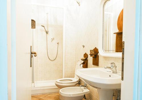 フレジェネにあるB&B Sinbad La Scialuppaのバスルーム(洗面台、トイレ、シャワー付)